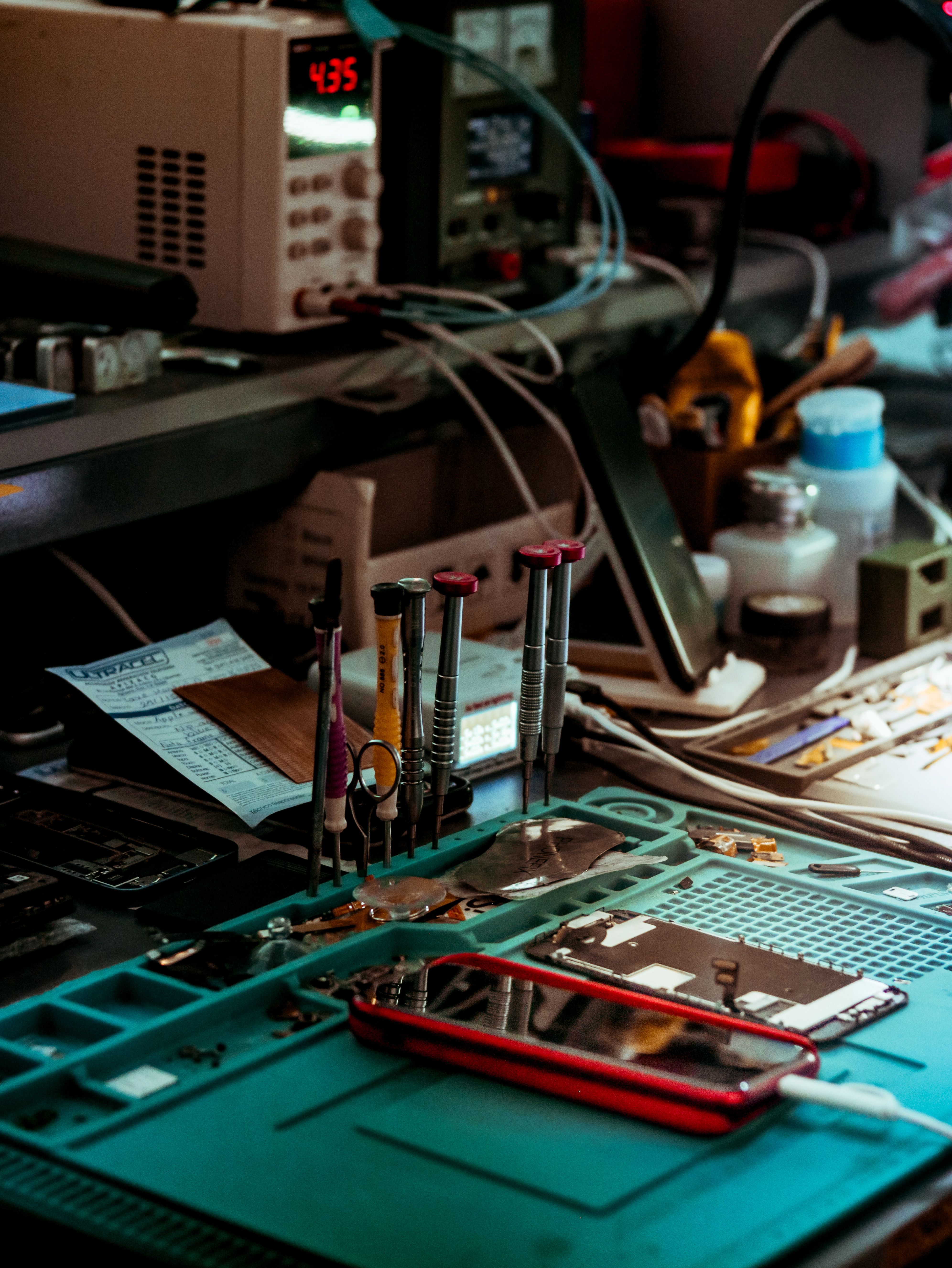 Réparation d'un smartphone dans l'atelier Le Mobile 83 à Hyères